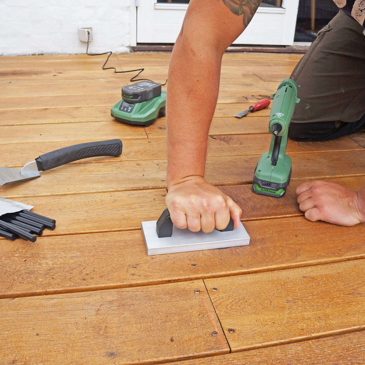 Total Finishing Knot Filler Cooling Iron With Handle, 3" x 7"